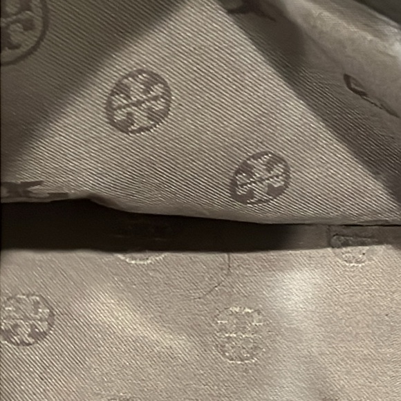 Tory Burch purse EUC light gray, no call outs - Picture 13 of 14